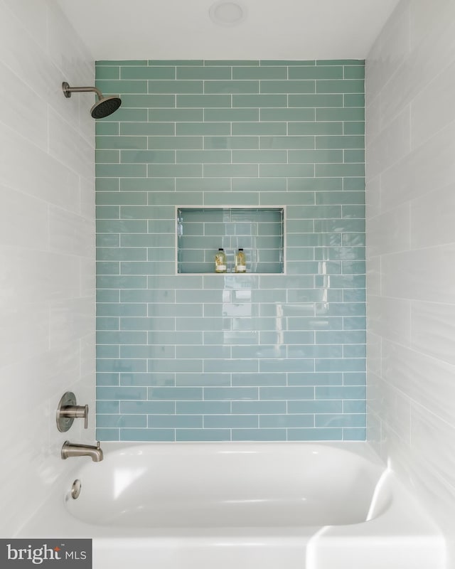 details featuring shower / bathtub combination