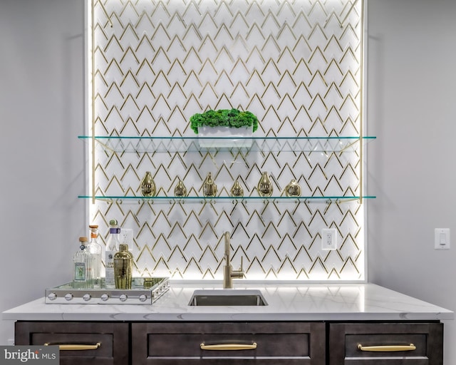 bar featuring a sink and decorative backsplash
