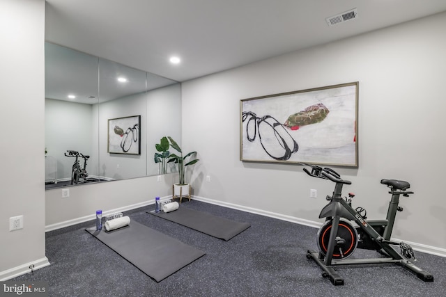 workout room with visible vents, recessed lighting, and baseboards