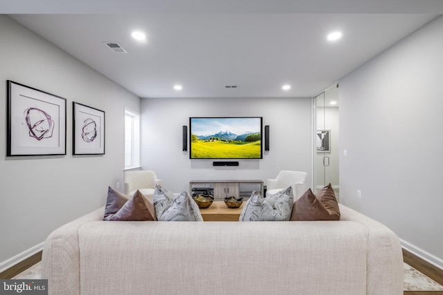 living room with visible vents, recessed lighting, and baseboards