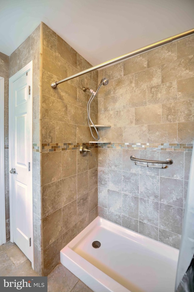 full bathroom featuring a stall shower