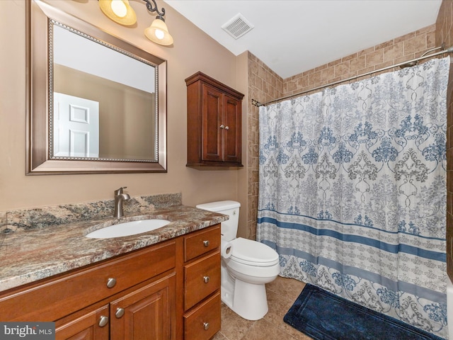 full bath featuring tile patterned floors, visible vents, toilet, a shower with curtain, and vanity