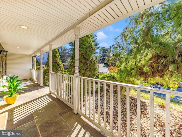 balcony featuring covered porch