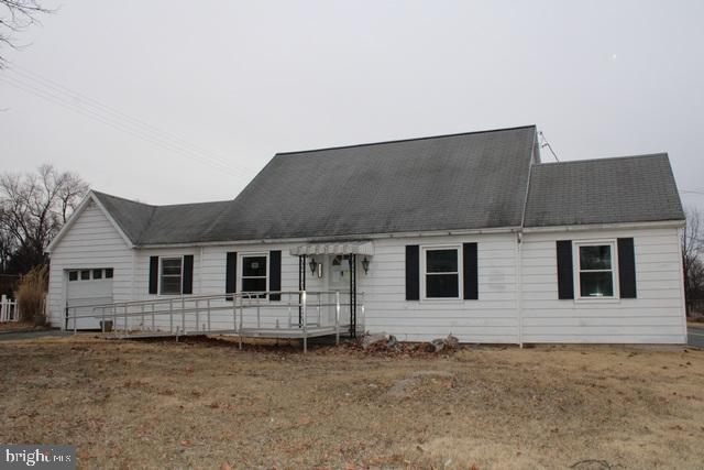 view of front facade with an attached garage