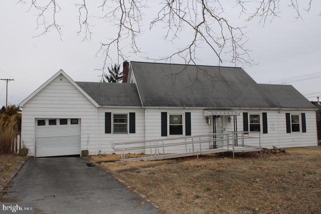 view of front of home featuring a garage and aphalt driveway