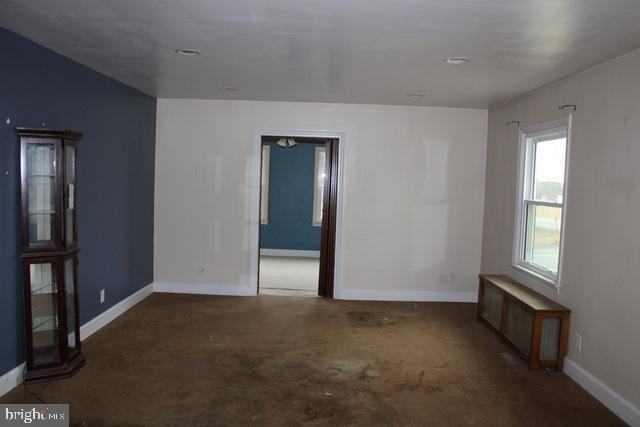 empty room featuring baseboards