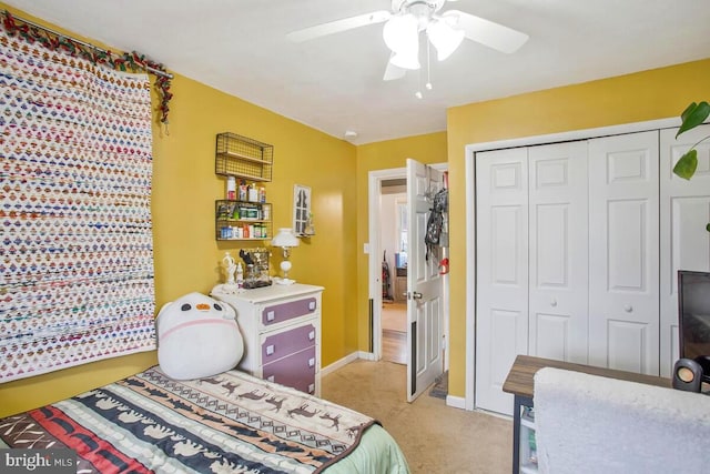 bedroom featuring a ceiling fan, baseboards, and a closet