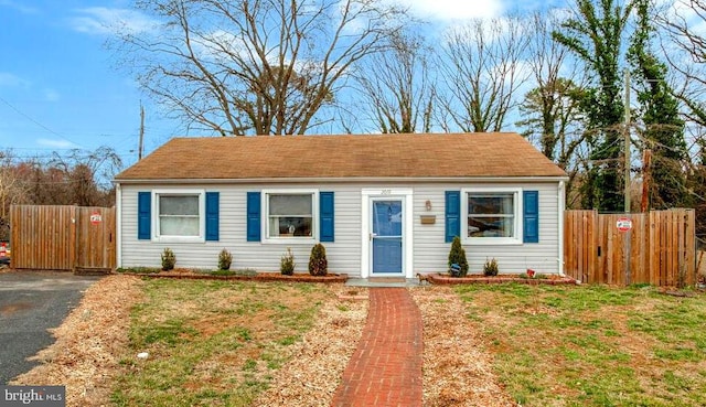 view of front of property with a front lawn and fence