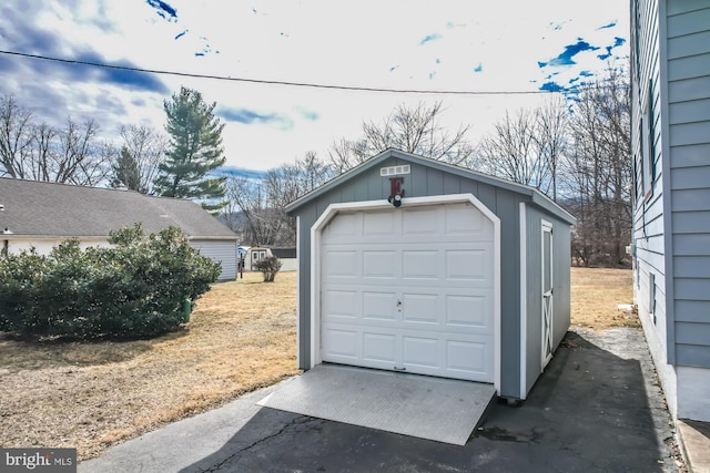 view of detached garage