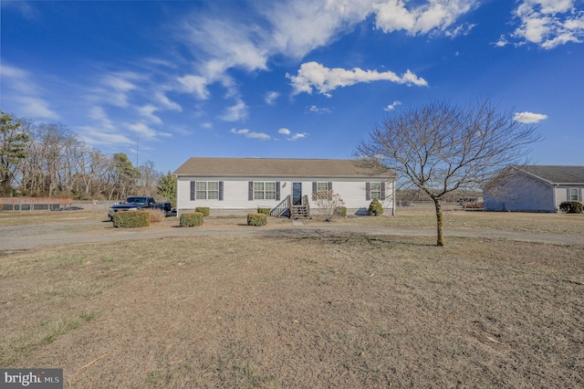 ranch-style home featuring a front lawn