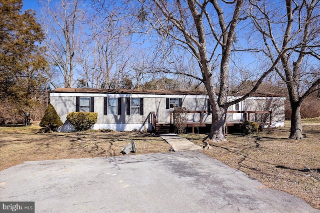 manufactured / mobile home with a wooden deck