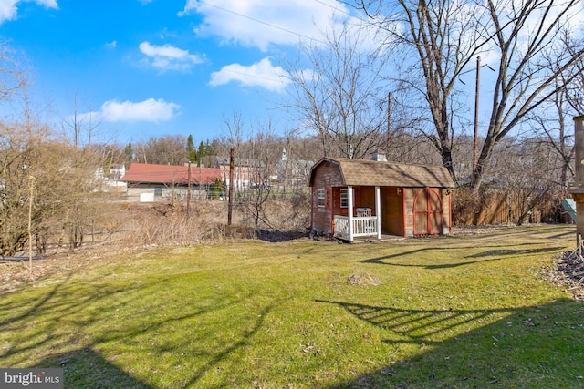 view of yard with an outdoor structure