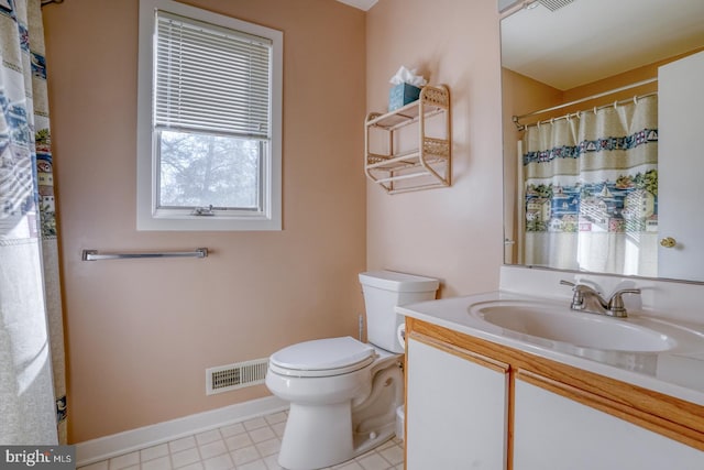 bathroom with visible vents, toilet, curtained shower, baseboards, and vanity