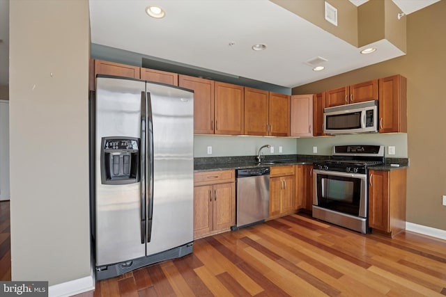 kitchen with visible vents, light wood-style flooring, stainless steel appliances, a sink, and recessed lighting