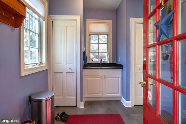 entryway featuring a sink