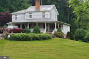 view of front of home featuring a chimney and a front yard