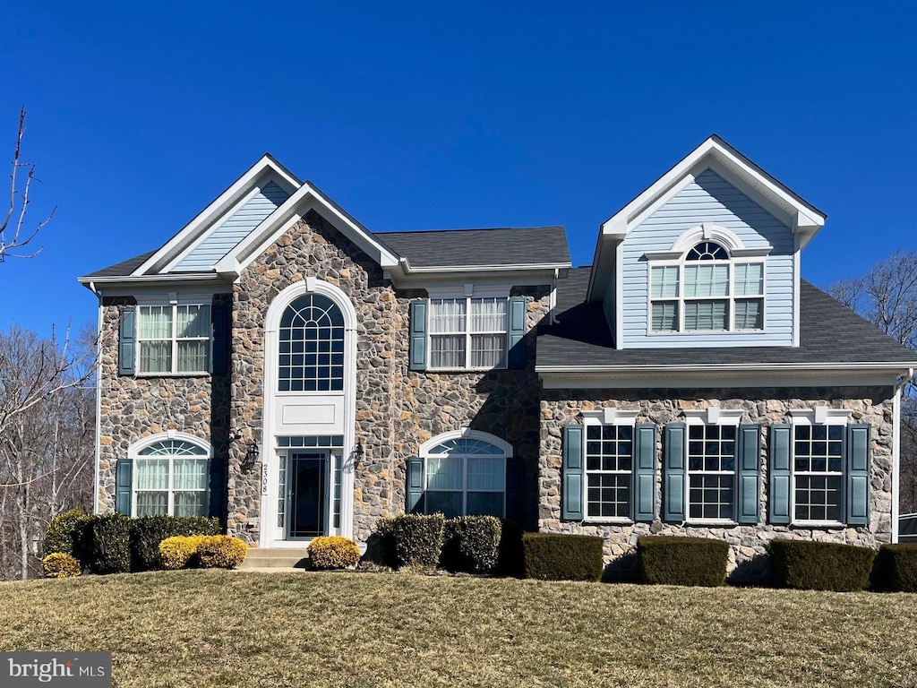 view of front facade featuring a front yard