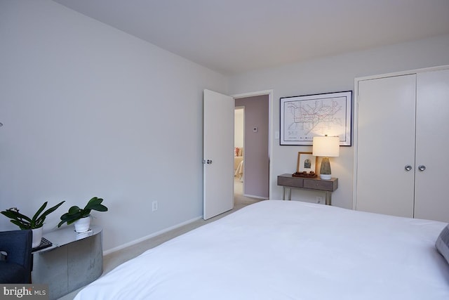 bedroom featuring carpet floors, baseboards, and a closet