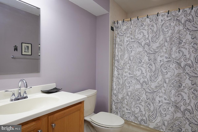 full bathroom with toilet, a shower with shower curtain, and vanity