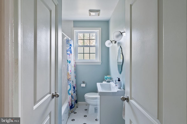 full bath featuring baseboards, toilet, tile patterned floors, shower / bathtub combination with curtain, and vanity