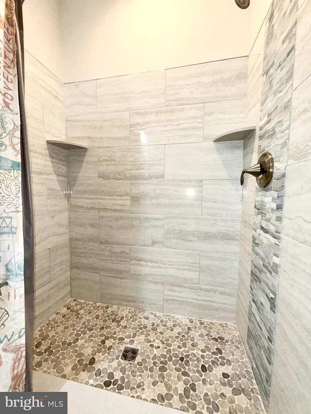 full bathroom featuring a tile shower