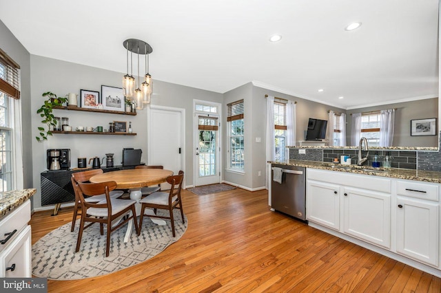 dining area featuring light wood-type flooring, baseboards, crown molding, and recessed lighting