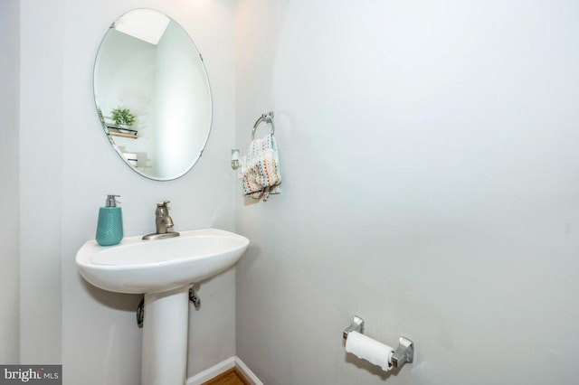 bathroom featuring a sink