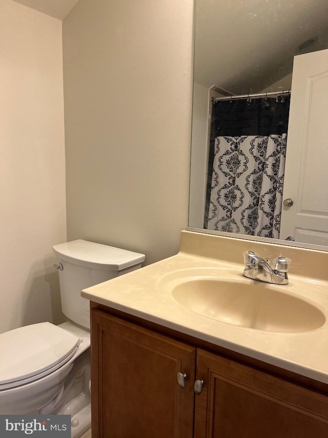 full bathroom featuring vanity, toilet, and a shower with curtain