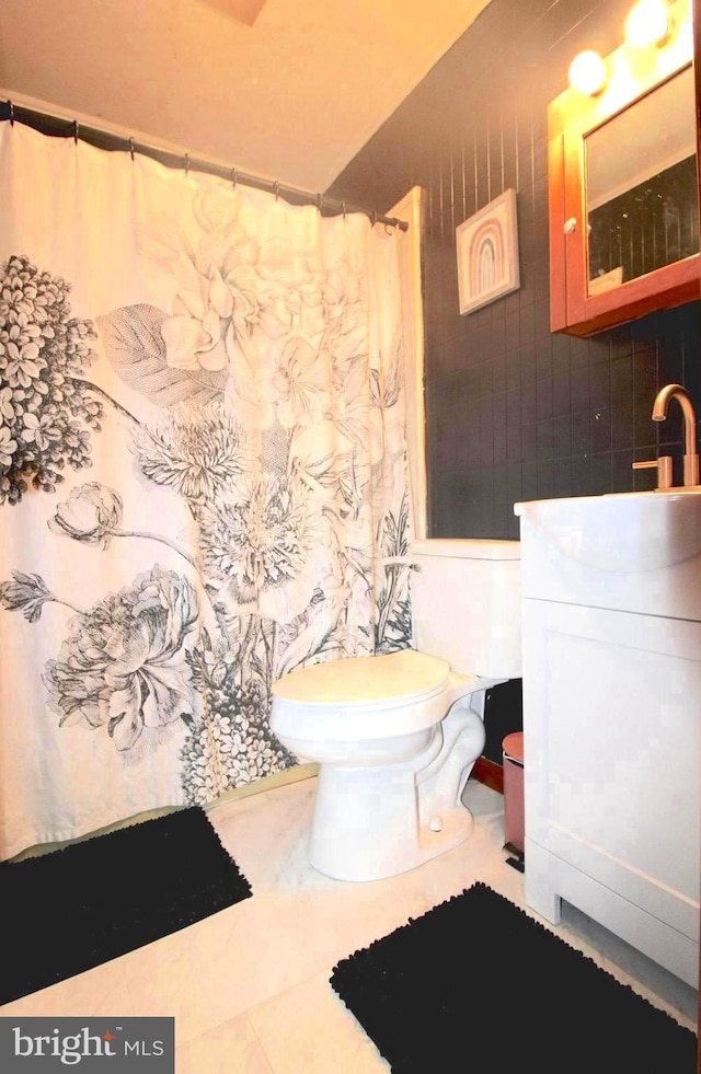 bathroom with toilet, tile patterned floors, a shower with shower curtain, and vanity