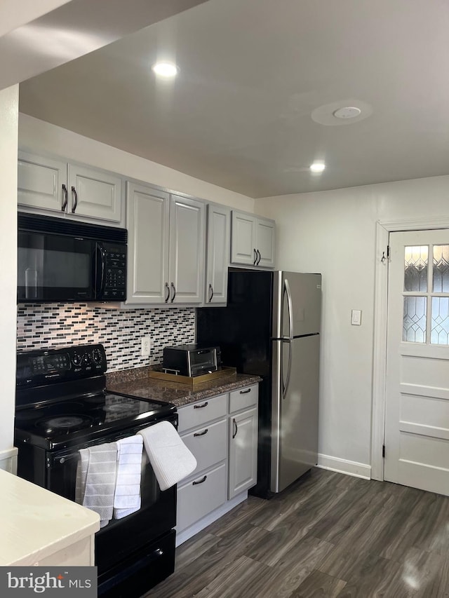 kitchen with recessed lighting, dark wood-type flooring, baseboards, black appliances, and tasteful backsplash