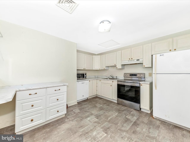 kitchen with visible vents, light wood-style floors, appliances with stainless steel finishes, under cabinet range hood, and a sink