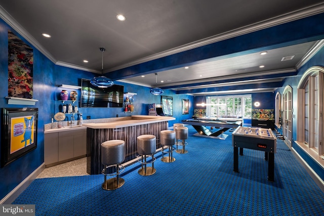 recreation room with recessed lighting, visible vents, baseboards, indoor wet bar, and crown molding