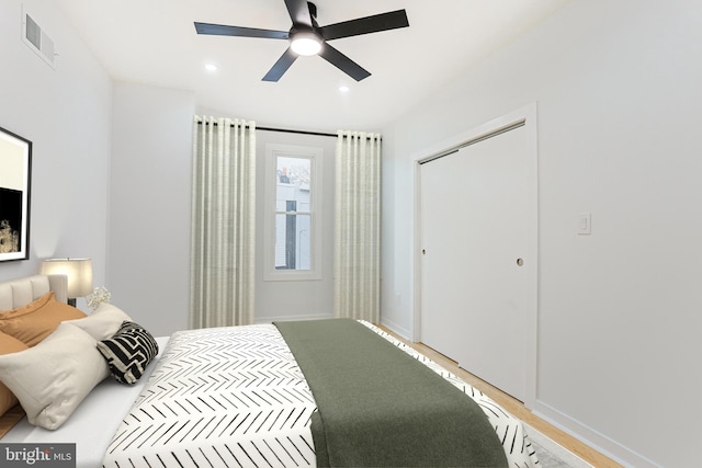 bedroom with baseboards, visible vents, a ceiling fan, a closet, and recessed lighting