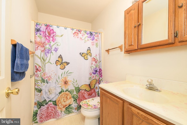 full bathroom featuring vanity, toilet, and a shower with curtain