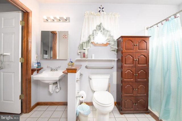 full bathroom with a shower with curtain, tile patterned floors, toilet, and baseboards