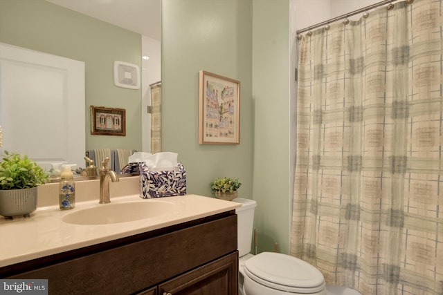 bathroom with a shower with curtain, vanity, and toilet