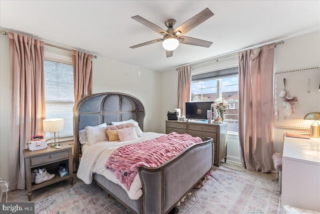 bedroom with ceiling fan