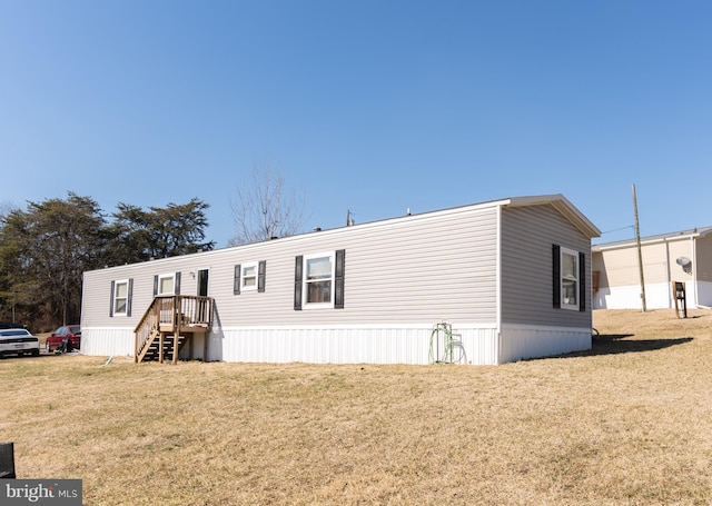 view of front facade featuring a front yard