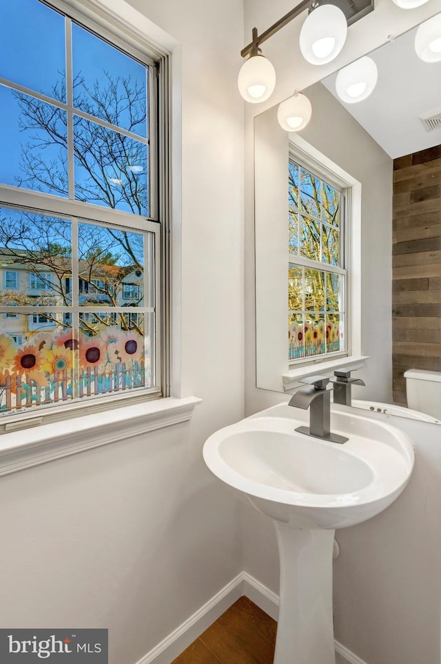 bathroom featuring visible vents and baseboards