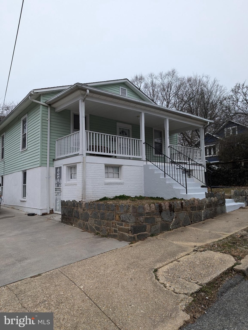 view of front of home featuring a porch