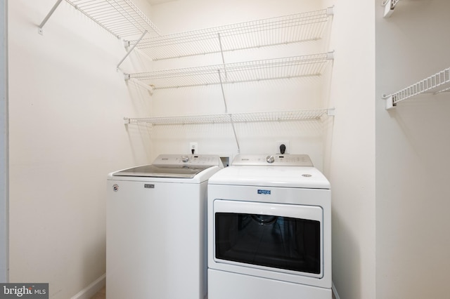 laundry area with laundry area, baseboards, and independent washer and dryer