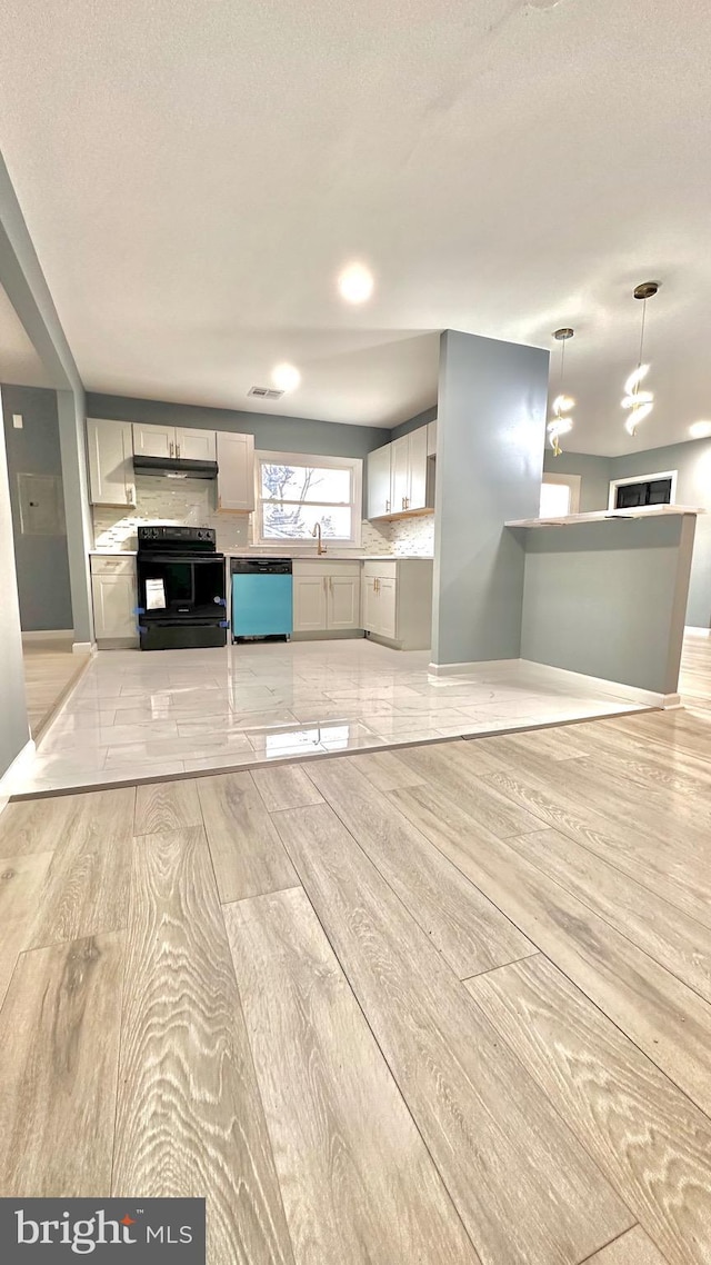 kitchen featuring tasteful backsplash, black electric range oven, visible vents, light wood-type flooring, and dishwasher