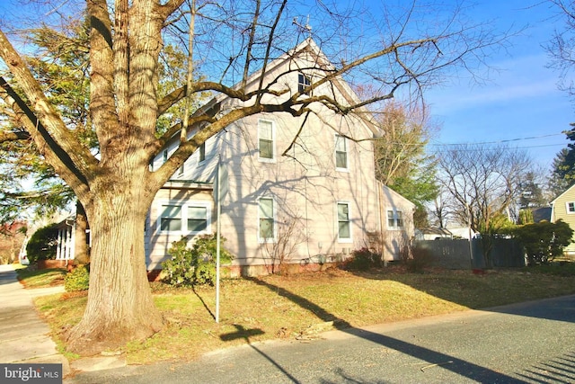 view of front facade with fence