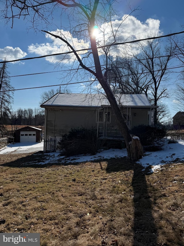 view of front of home with a front yard and an outdoor structure