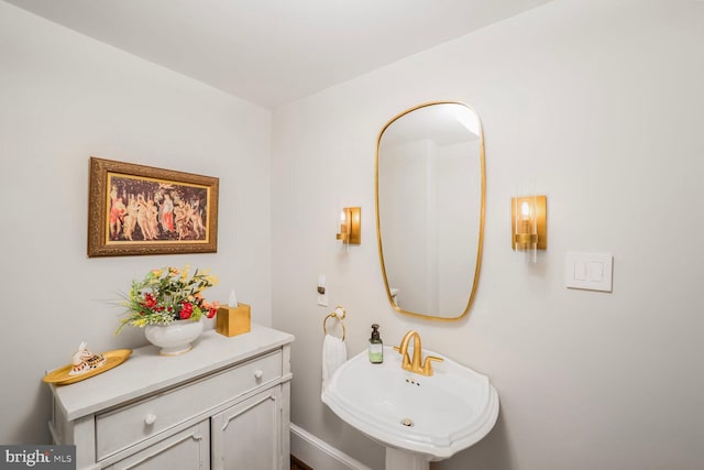 bathroom featuring a sink
