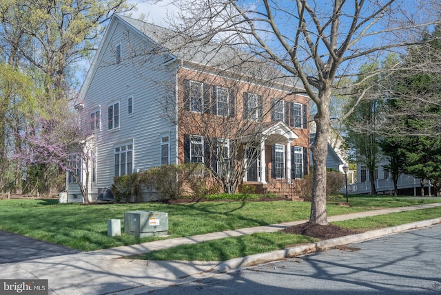colonial inspired home featuring a front yard