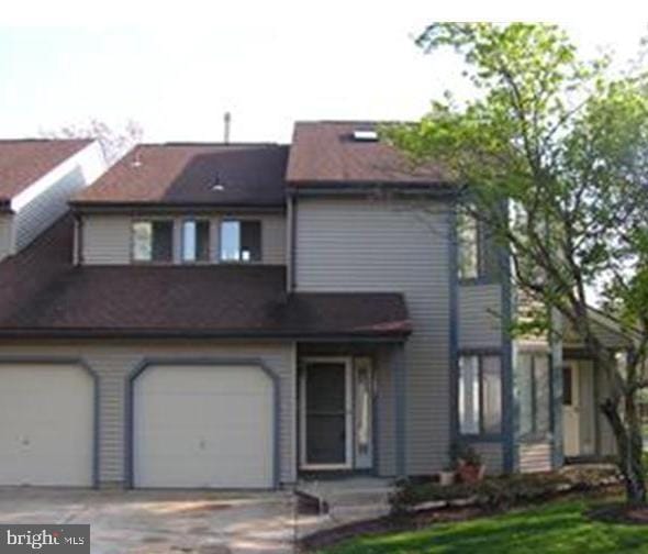 view of front facade with a garage and driveway