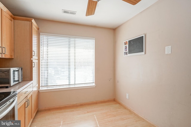 kitchen with visible vents, a ceiling fan, light wood-style floors, appliances with stainless steel finishes, and baseboards