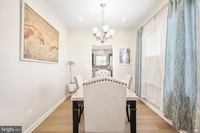 dining space featuring recessed lighting, baseboards, a notable chandelier, and light wood finished floors