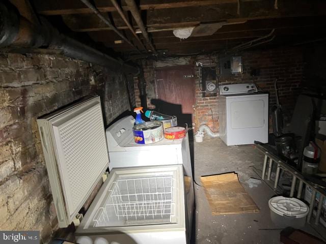 unfinished below grade area featuring washer and clothes dryer